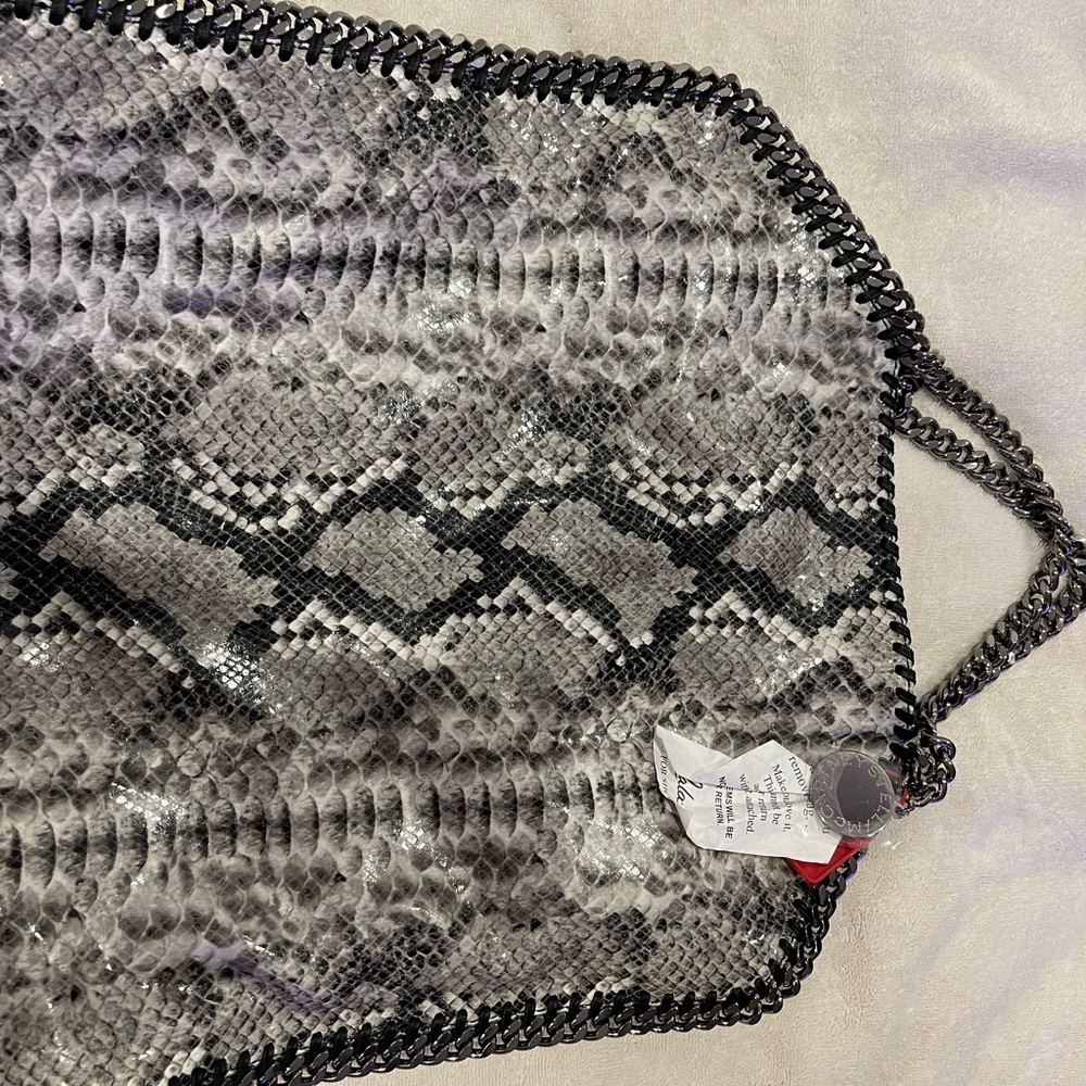 Reptile Habitat Decor with Black and Gray Pattern